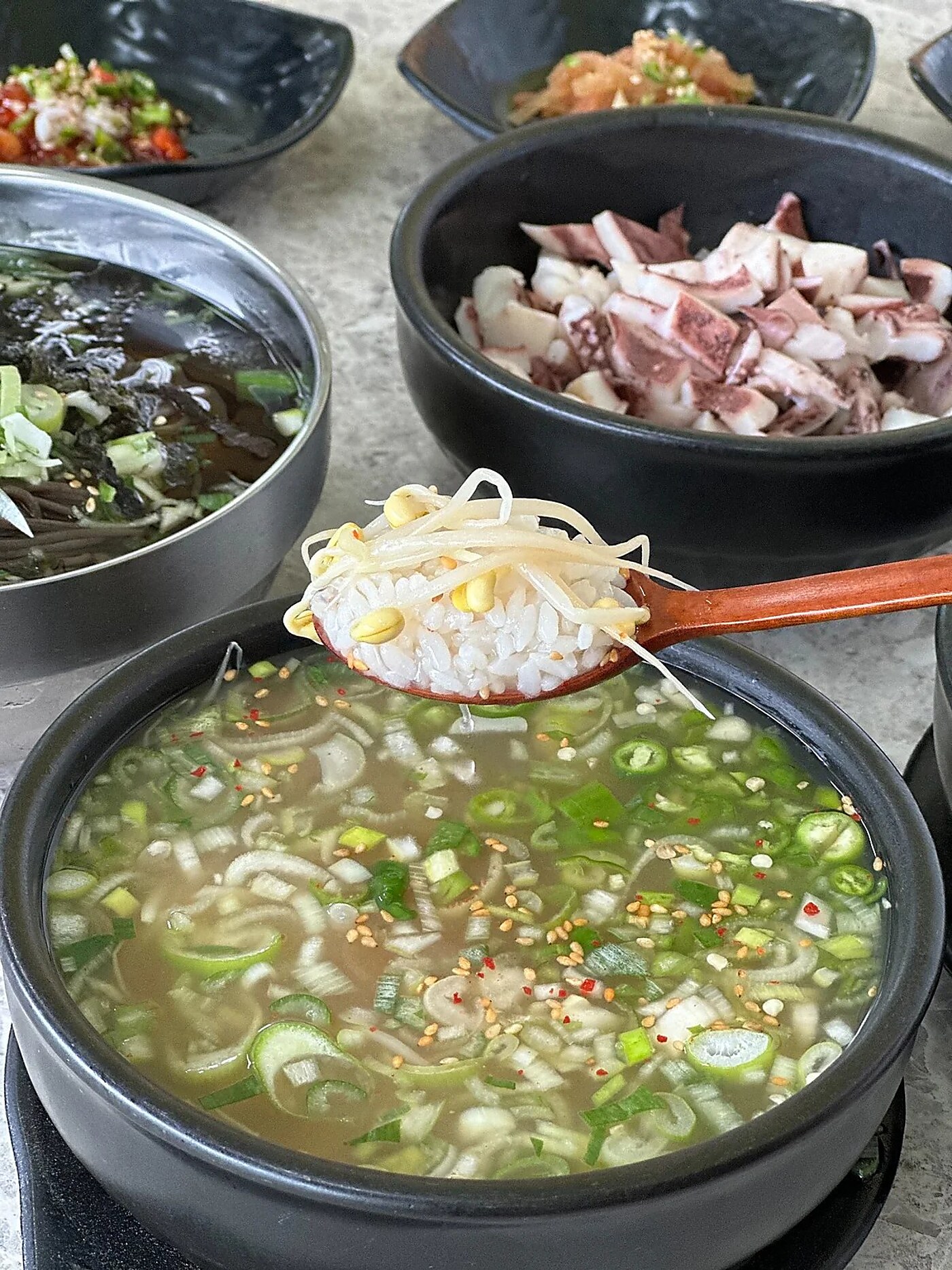 미가옥 콩나물국밥을 숟가락으로 들어 올린 실제 사진