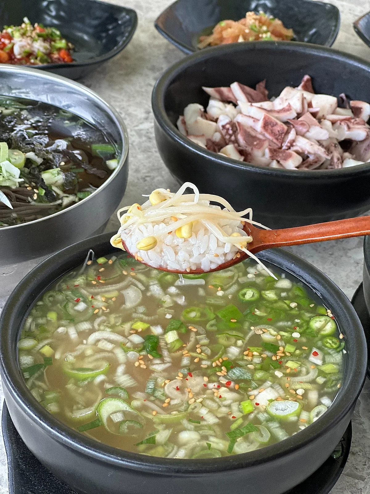 미가옥 콩나물국밥을 숟가락으로 들어 올린 실제 사진