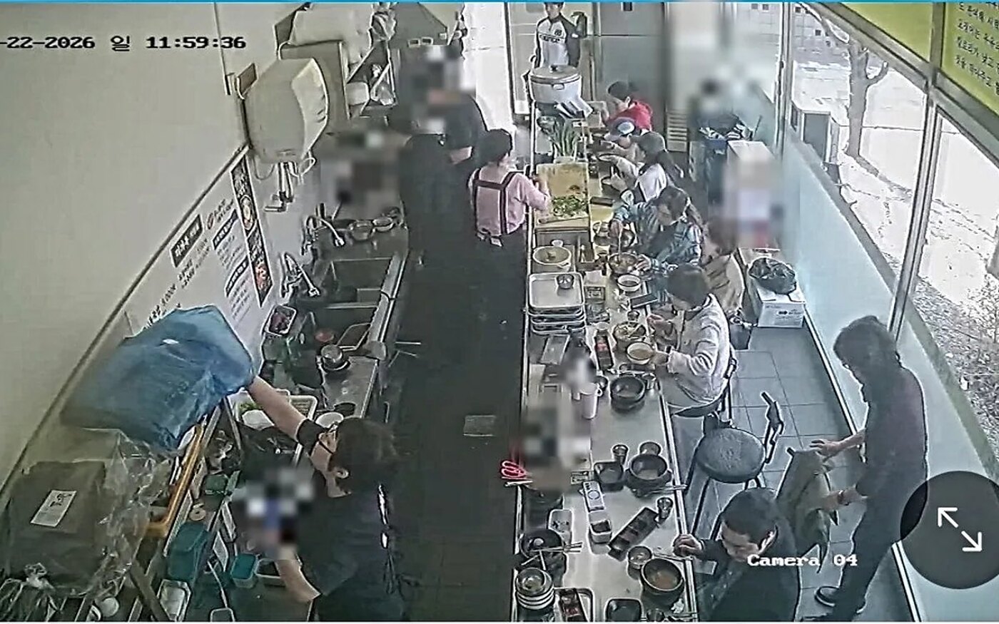 개인정보 보호를 위해 흐림 처리한 미가옥 전주본점 주방과 좌석