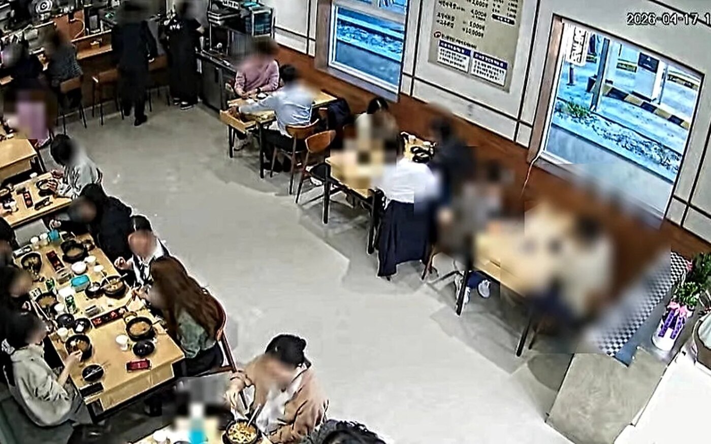 개인정보 보호를 위해 흐림 처리한 미가옥 신시가지점 점심 운영 현장